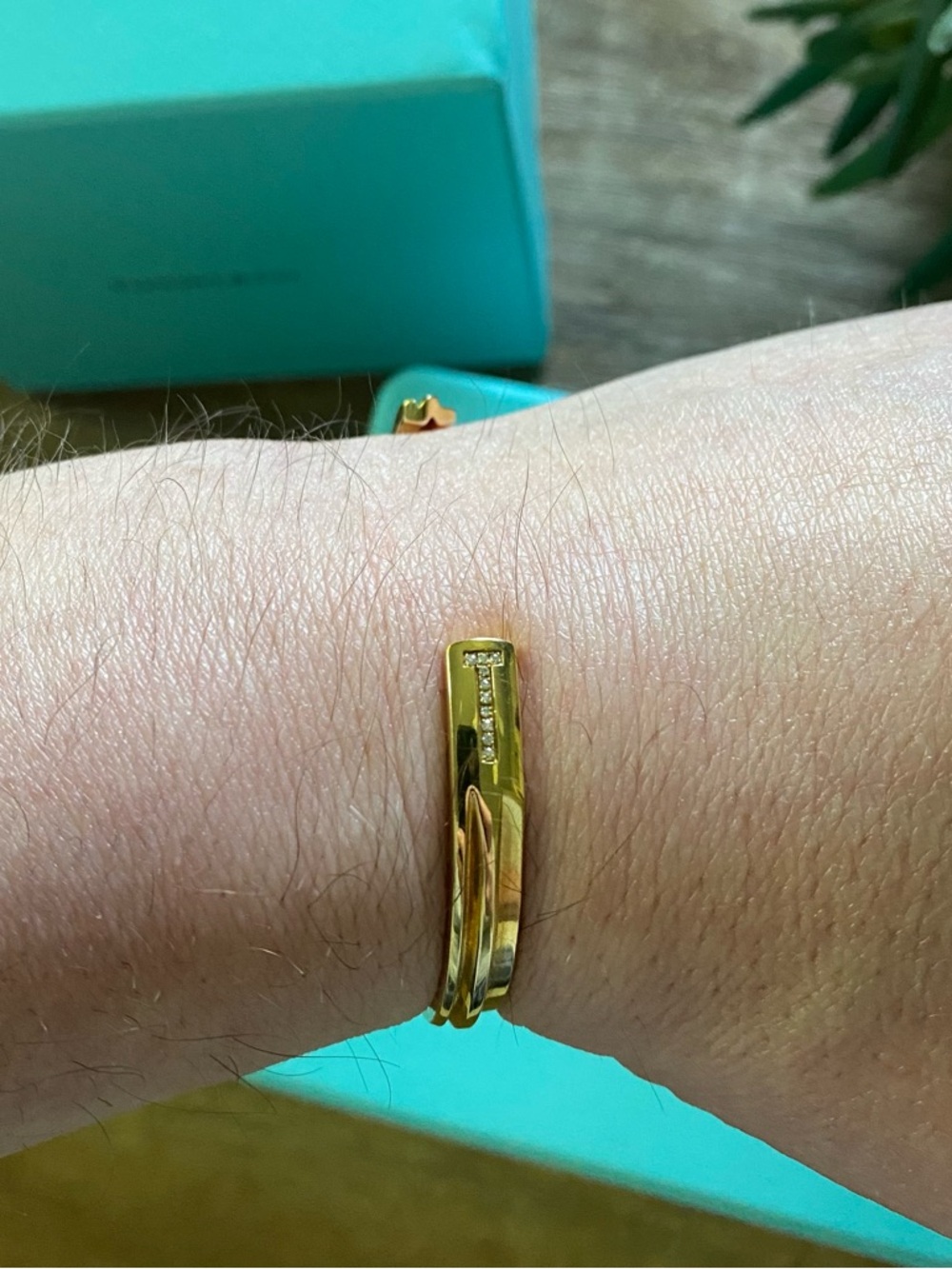 TIFFANY & CO. - 18 Carat Yellow Gold and Diamond Key
T Cuff with Leather Box - Picture 14 of 16